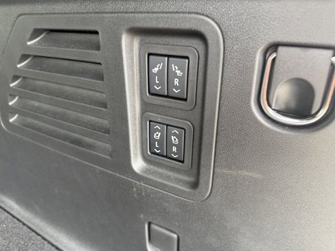 Used 2025 Buick Enclave Preferred w/ Power Package image 38