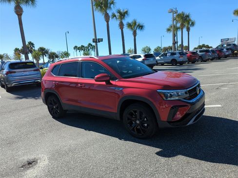 Used 2022 Volkswagen Taos SE w/ Panoramic Sunroof Package image 2