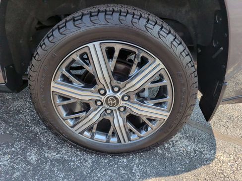 Used 2023 Toyota Sequoia Capstone AWD/4WD image 32