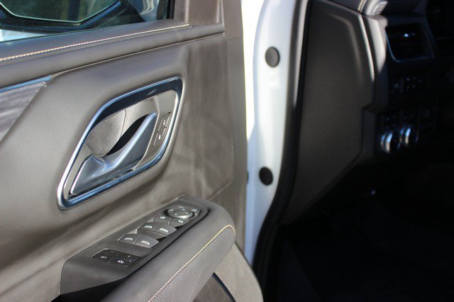 Used 2024 GMC Yukon XL SLT w/ SLT Luxury Package AWD/4WD image 6