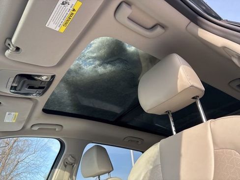 Certified 2022 Kia Sorento S w/ Panoramic Sunroof Package image 19