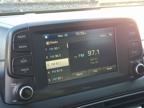 Used 2021 Hyundai Kona SE image 17