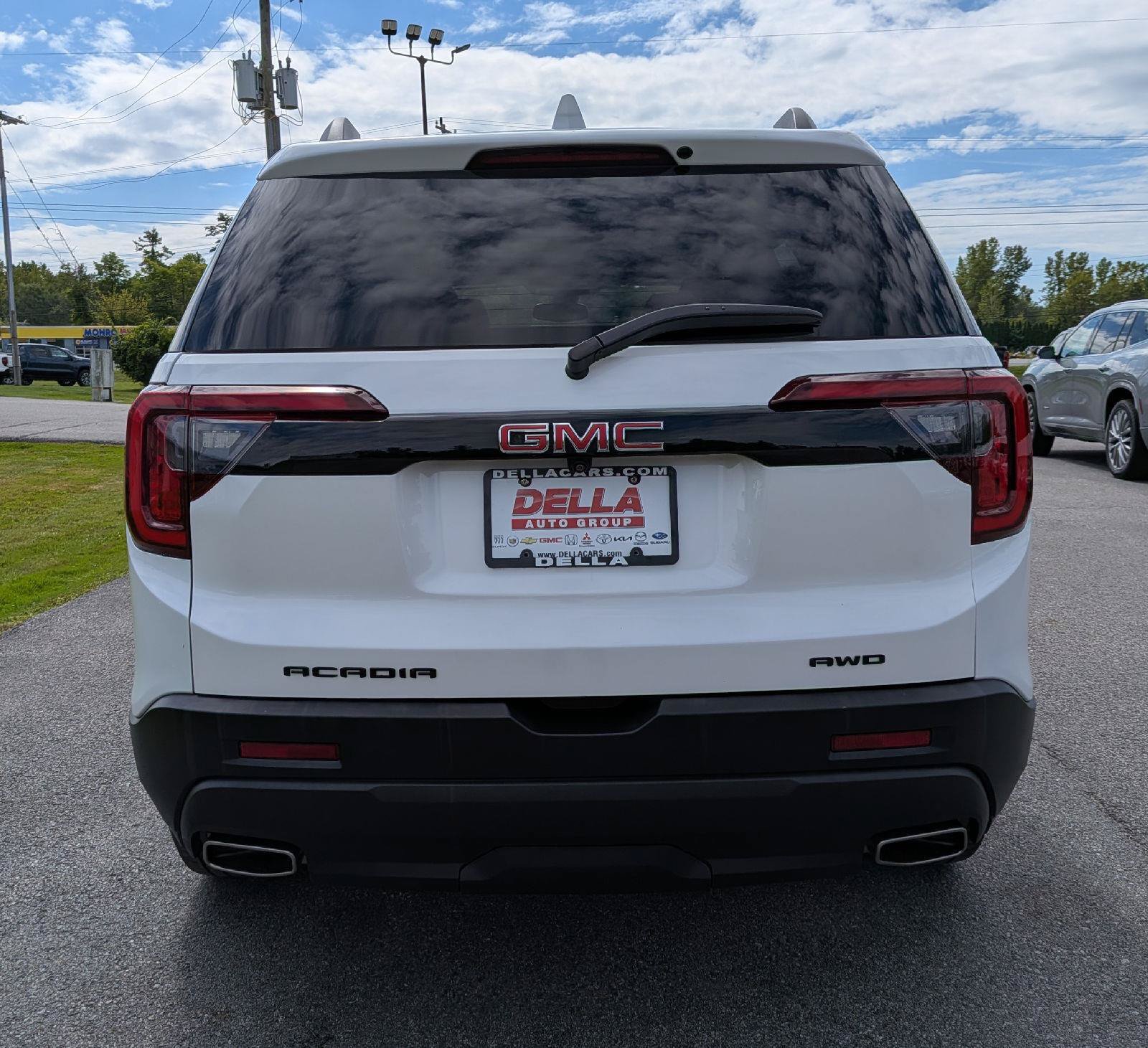 Used 2023 GMC Acadia SLT w/ Elevation Edition AWD/4WD image 9