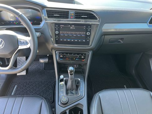 Used 2024 Volkswagen Tiguan SE image 37