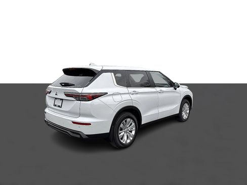 New 2025 Mitsubishi Outlander ES image 4