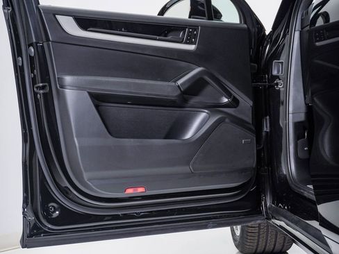 Certified 2025 Porsche Cayenne Coupe image 25