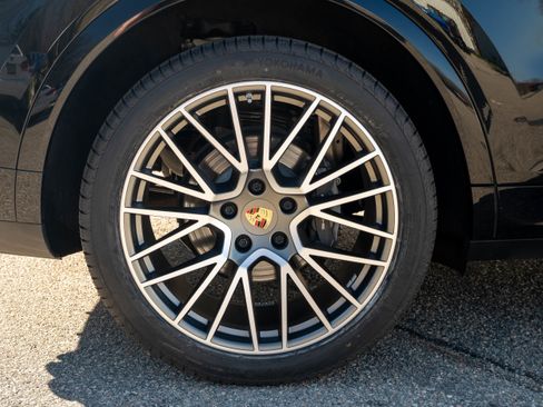 Certified 2023 Porsche Cayenne Platinum Edition image 14