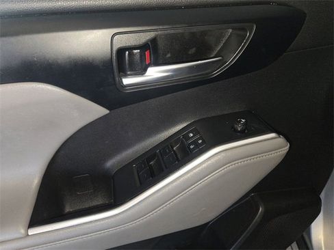 Used 2022 Toyota Highlander XLE image 13