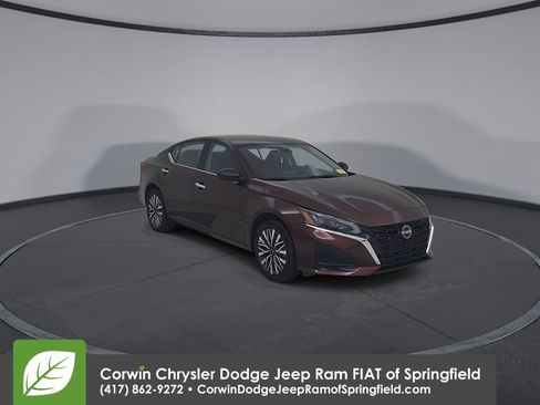 Used 2025 Nissan Altima 2.5 SV AWD/4WD image 3