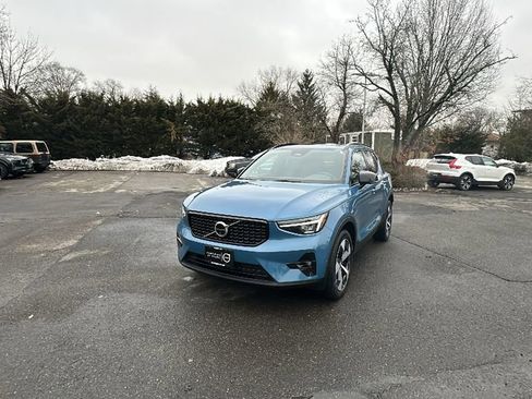 Certified 2025 Volvo XC40 B5 Plus image 1