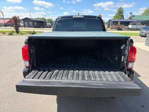 Used 2018 Toyota Tacoma TRD Sport AWD/4WD image 16