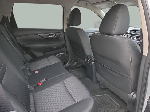 Used 2018 Nissan Rogue SV image 15