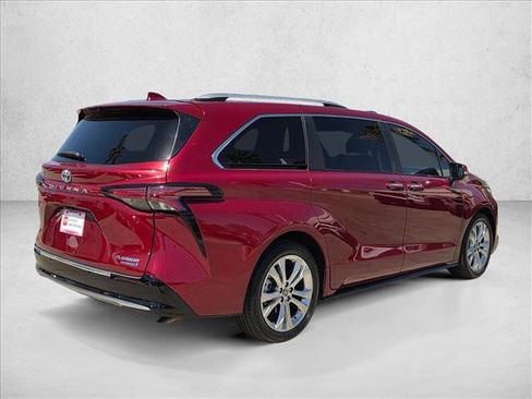 Certified 2023 Toyota Sienna Platinum FWD image 5