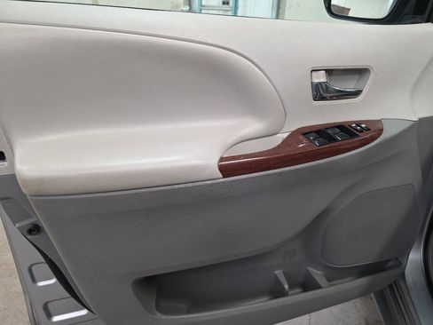 Used 2014 Toyota Sienna XLE FWD image 24