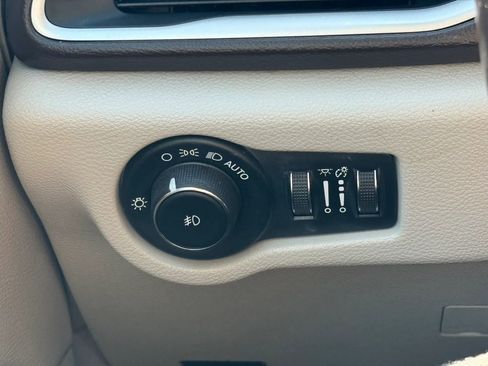 Used 2019 Chrysler Pacifica Touring-L FWD image 40