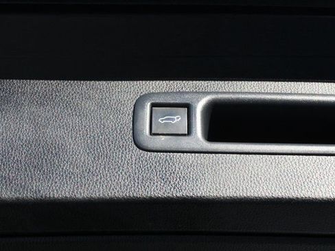 Used 2021 Toyota Highlander LE image 12