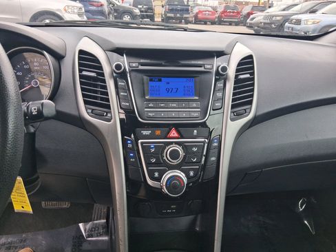 Used 2017 Hyundai Elantra GT image 17