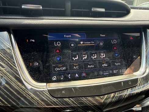 Used 2025 Cadillac XT6 Premium Luxury FWD image 18