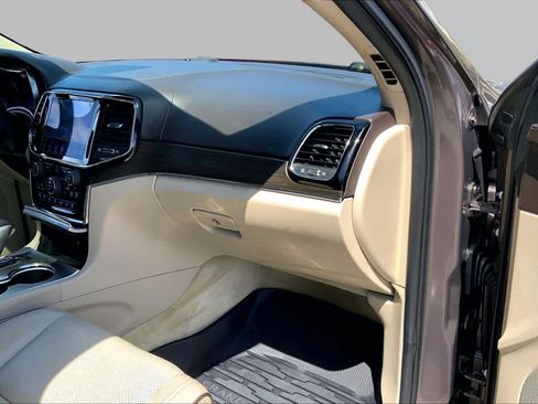 Used 2019 Jeep Grand Cherokee Overland AWD/4WD image 17