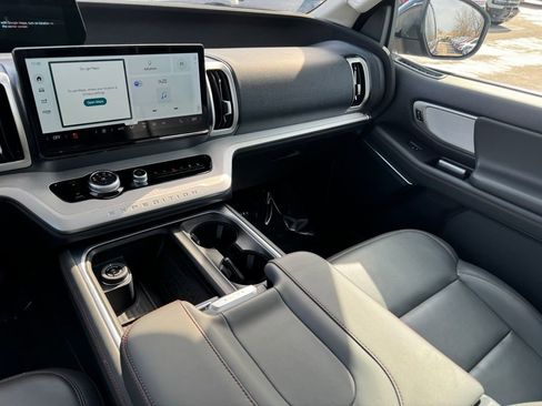 Used 2025 Ford Expedition Active image 29