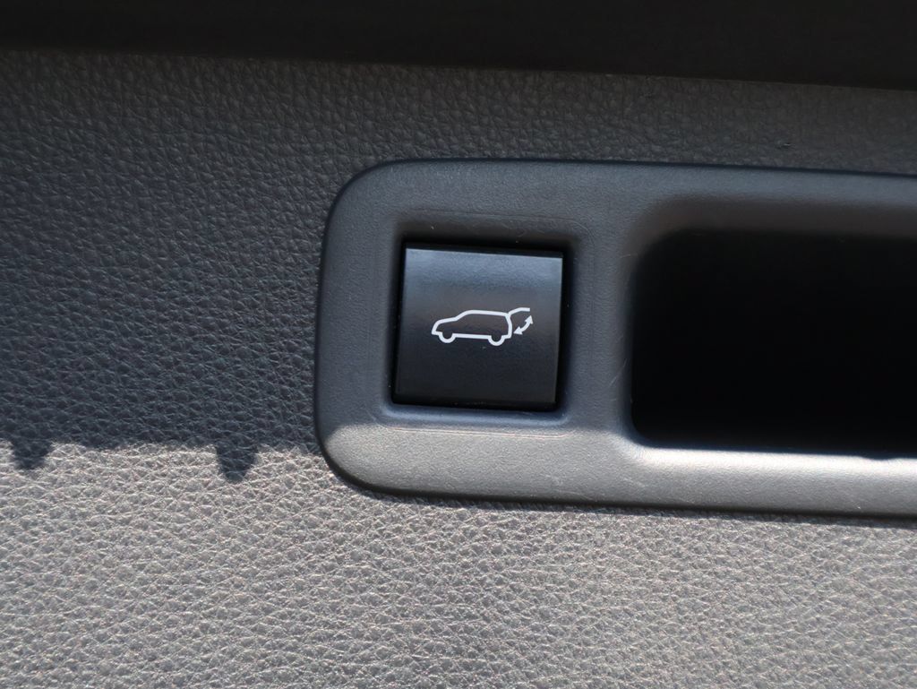 Used 2020 Toyota Highlander XLE AWD/4WD image 17