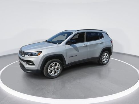 Used 2025 Jeep Compass Latitude AWD/4WD image 4