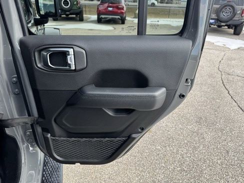 Used 2023 Jeep Wrangler Unlimited Sahara image 33
