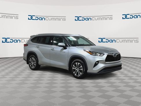 Used 2020 Toyota Highlander XLE AWD/4WD image 2