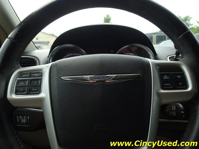 Used 2016 Chrysler Town & Country Touring FWD image 24