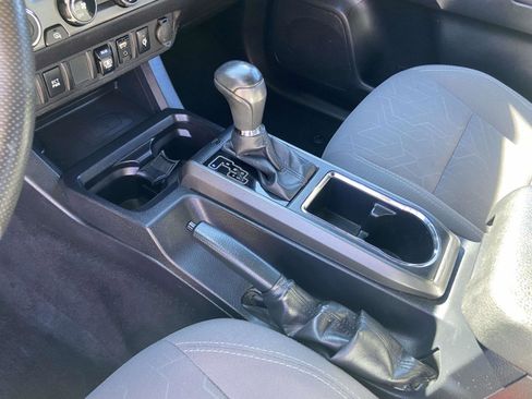 Used 2018 Toyota Tacoma SR image 7