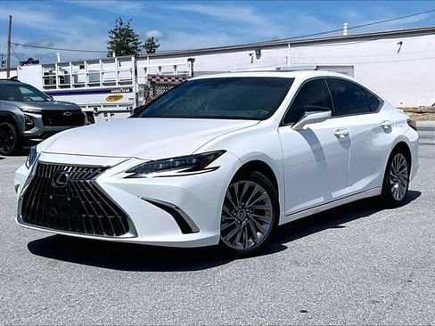 Used 2025 Lexus ES 300h Ultra Luxury w/ Accessory Package (Z2) FWD image 2