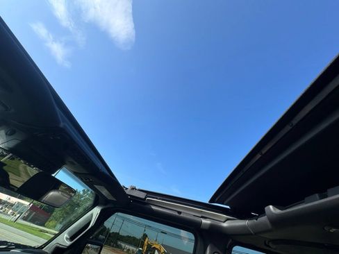 Used 2022 Jeep Wrangler Unlimited Sahara AWD/4WD image 26