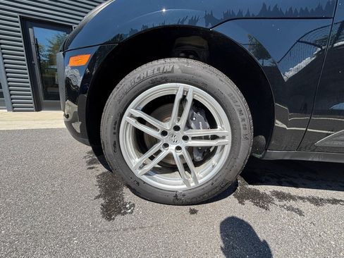 Certified 2024 Porsche Macan image 11