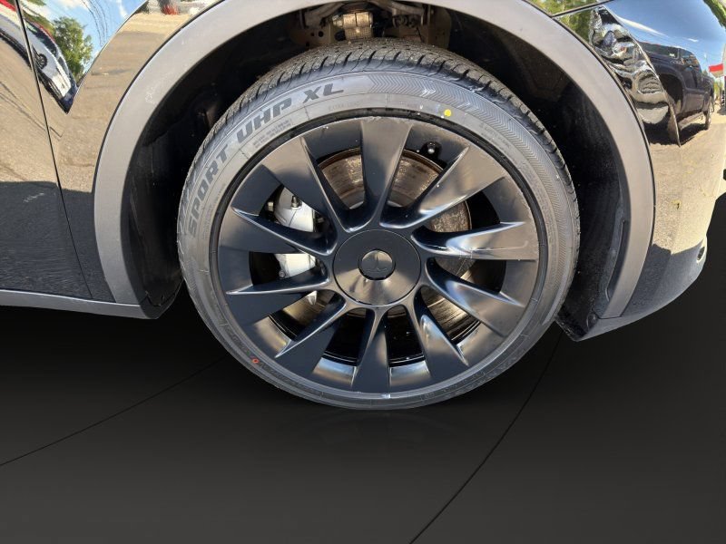 Used 2024 Tesla Model Y Long Range AWD/4WD image 24
