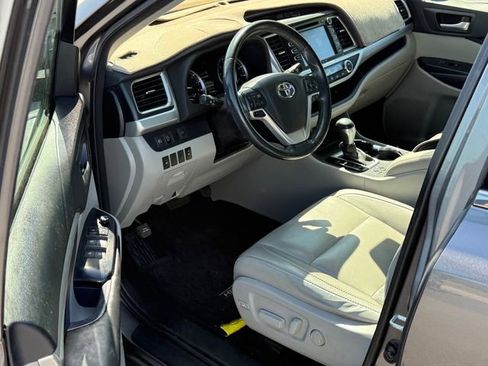 Used 2017 Toyota Highlander XLE AWD/4WD image 10