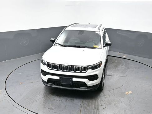 Used 2024 Jeep Compass Latitude w/ Sun and Sound Group image 18