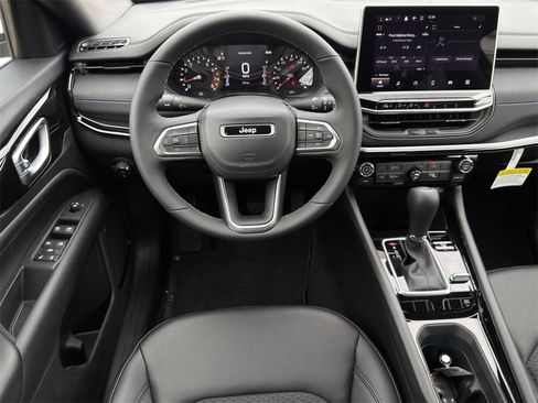 New 2026 Jeep Compass Latitude image 11