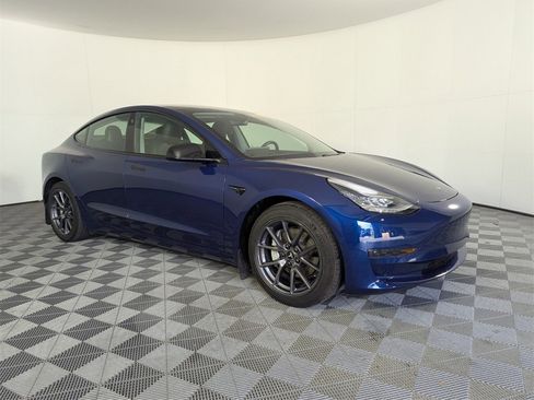 Used 2021 Tesla Model 3 Standard Range Plus image 2