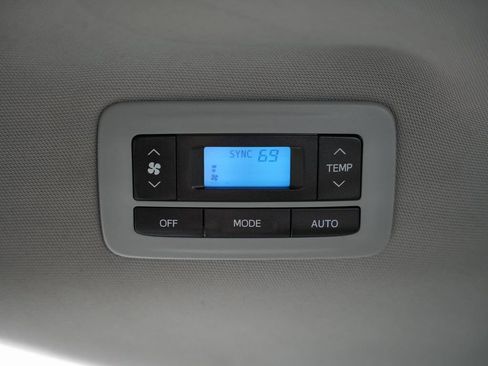 Used 2018 Toyota Sienna LE w/ Carpet Mat Package image 37