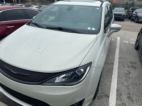 Used 2020 Chrysler Pacifica Limited w/ S Appearance Package FWD image 8