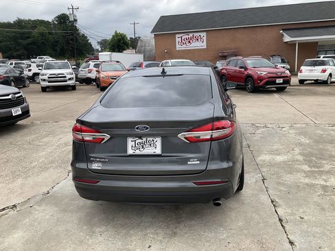 Used 2019 Ford Fusion SE image 4