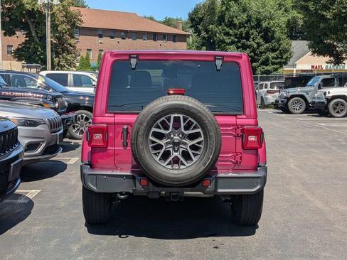 Used 2024 Jeep Wrangler Unlimited Sahara w/ Technology Group AWD/4WD image 4