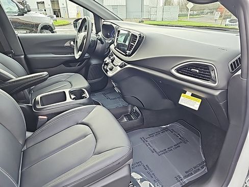 New 2026 Chrysler Voyager LX image 9