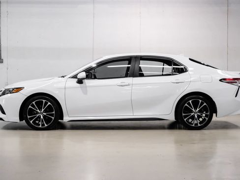 Used 2020 Toyota Camry SE FWD image 11