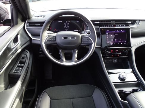 Used 2025 Jeep Grand Cherokee L Altitude image 23