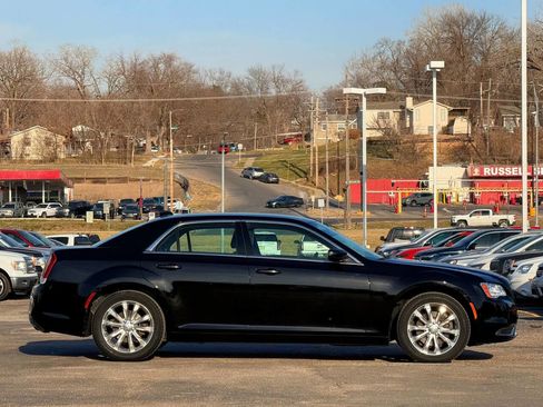 Used 2018 Chrysler 300 Touring image 6