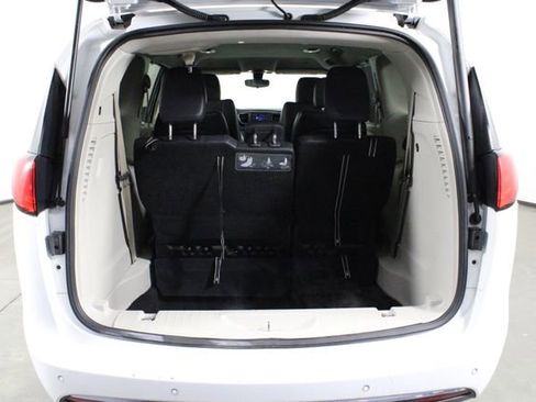 Used 2018 Chrysler Pacifica Touring-L image 11