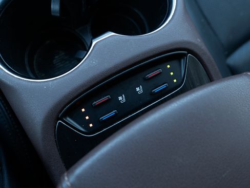 Used 2021 Toyota Venza Limited image 28