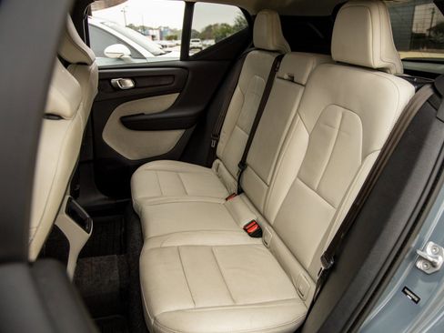 Used 2021 Volvo XC40 T5 Momentum w/ Protection Package Premier image 30