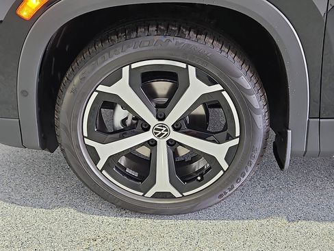 New 2026 Volkswagen Tiguan SE FWD image 12